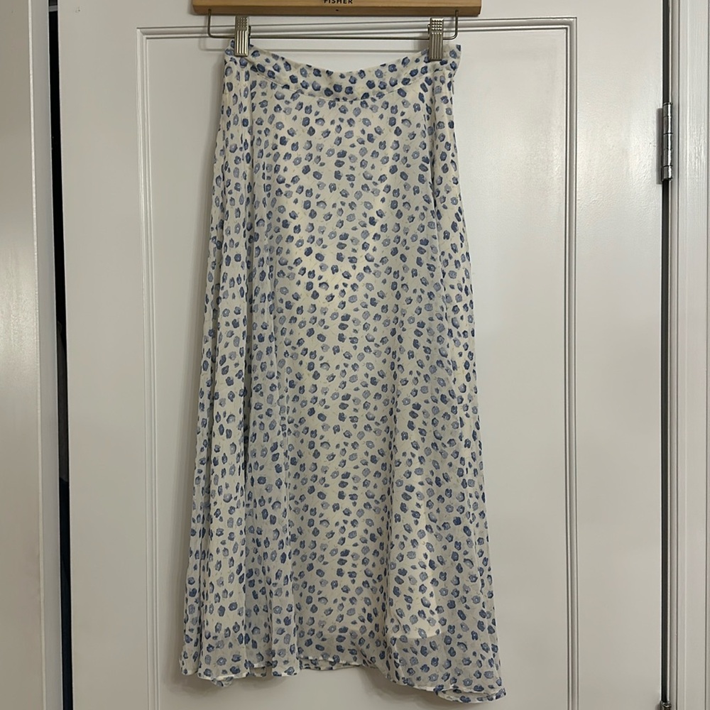 Na-Kd below the knee blue floral patterned skirt. no rips, tears, or stains! 💙